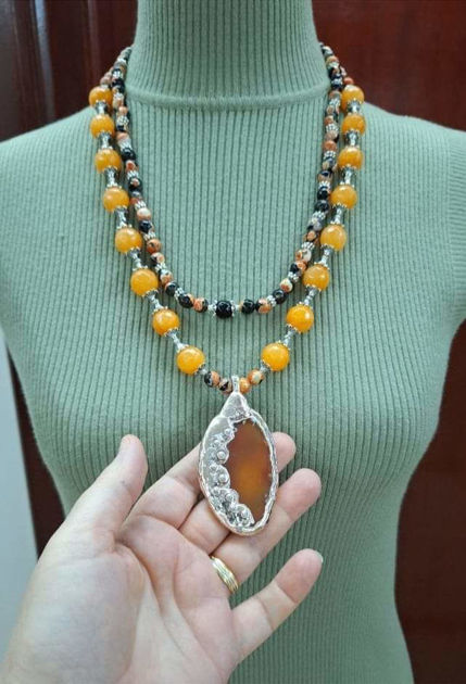 Picture of Garnet stone necklace with agate pendant